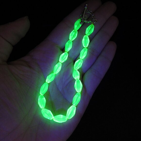 Uranium glass bead bracelet - Picture 8 of 8
